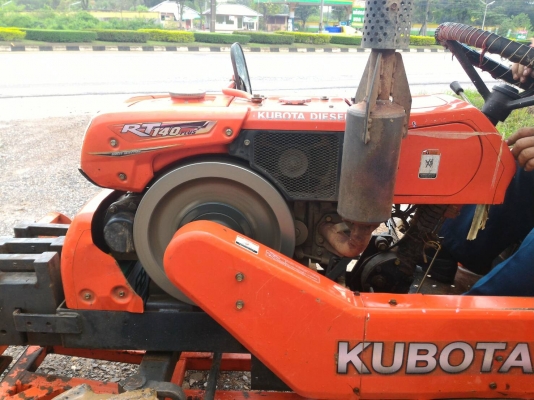 ขายรถไถ KUBOTA KRT140 plus พร้อมอุปกรณ์ดันหน้าและตัวตัดหญ้าใหม่  ราคา 120,000 มีรถขนส่งบริการทั่วไทย สอบถาม DC Tractor Rayong 0818618678,0899347475 id line=0818618678 id line=0899347475  https://www.facebook.com/DC-Tractor-Rayong-307154532717928