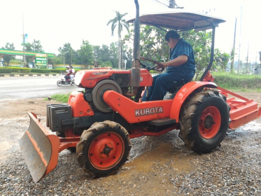 ขายรถไถ KUBOTA KRT140 plus พร้อมอุปกรณ์ดันหน้าและตัวตัดหญ้าใหม่  ราคา 120,000 มีรถขนส่งบริการทั่วไทย สอบถาม DC Tractor Rayong 0818618678,0899347475 id line=0818618678 id line=0899347475  https://www.facebook.com/DC-Tractor-Rayong-307154532717928