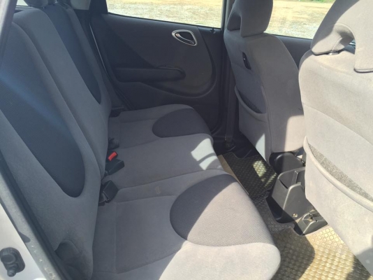 ขาย HONDA JAZZ เครื่อง1.5 E ตัวท็อปสุด ปี 2004 - 2547 มี ABS AIRBAG 2 ลูก รถไม่เคยติดแก็ส ครับ รับประกันให้ครับ เกียร์ออโต้ สีเทา เครื่องดี เงียบ วิ่งนื่ม พวงมาลัยเพาเวอร์