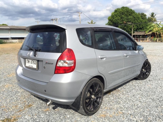 ขาย HONDA JAZZ เครื่อง1.5 E ตัวท็อปสุด ปี 2004 - 2547 มี ABS AIRBAG 2 ลูก รถไม่เคยติดแก็ส ครับ รับประกันให้ครับ เกียร์ออโต้ สีเทา เครื่องดี เงียบ วิ่งนื่ม พวงมาลัยเพาเวอร์