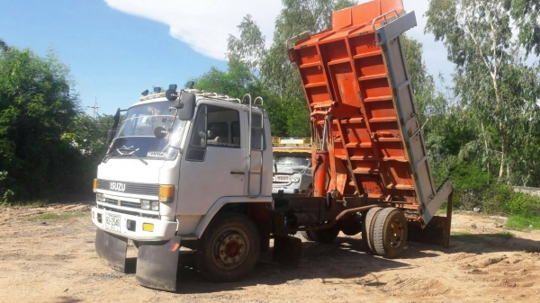 ขาย6ล้อดั้มพ์ISUZU ROCKY 165แรง สภาพสวย รถห้าง  ยาง900R.20 เครื่องดี แชชซีสวย เอกสารพร้อมโอน กระบะยาว4.3m ดูรถได้ที่ อ.ประทาย จ.นครราชสีมา TEL.0857698049 0887115178 ID LINE ps5599(ราคา550,000)
