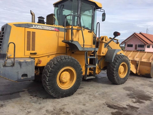 รถตักล้อยาง LW300K ใช้งาน 5500 ชม. เล่มทะเบียน