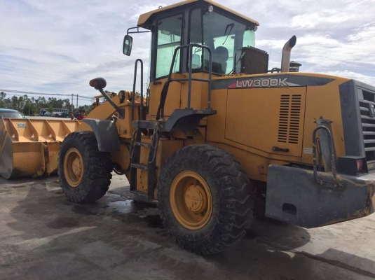 รถตักล้อยาง LW300K ใช้งาน 5500 ชม. เล่มทะเบียน