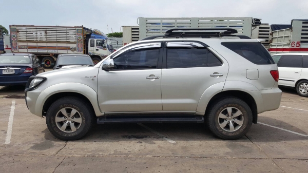 ขาย TOYOTA FORTUNER 3.0 V 4WD เกียร์ออโต้ ปี 2005/2548 รถสวยเดิม เล่มทะเบียนพร้อมโอนครับ