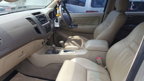 ขาย TOYOTA FORTUNER 3.0 V 4WD เกียร์ออโต้ ปี 2005/2548 รถสวยเดิม เล่มทะเบียนพร้อมโอนครับ