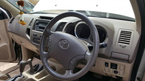 ขาย TOYOTA FORTUNER 3.0 V 4WD เกียร์ออโต้ ปี 2005/2548 รถสวยเดิม เล่มทะเบียนพร้อมโอนครับ