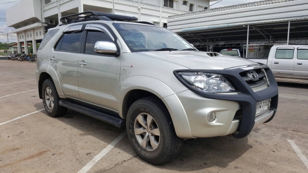 ขาย TOYOTA FORTUNER 3.0 V 4WD เกียร์ออโต้ ปี 2005/2548 รถสวยเดิม เล่มทะเบียนพร้อมโอนครับ
