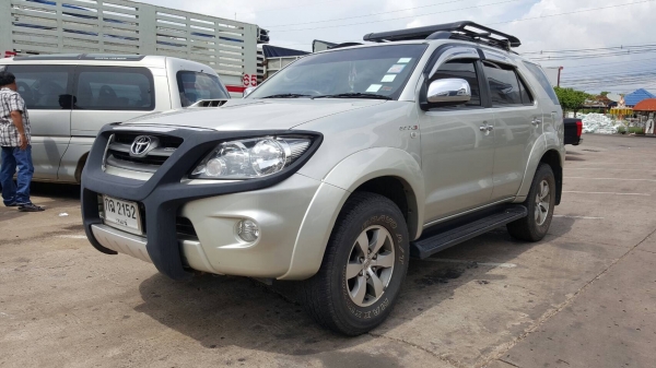 ขาย TOYOTA FORTUNER 3.0 V 4WD เกียร์ออโต้ ปี 2005/2548 รถสวยเดิม เล่มทะเบียนพร้อมโอนครับ