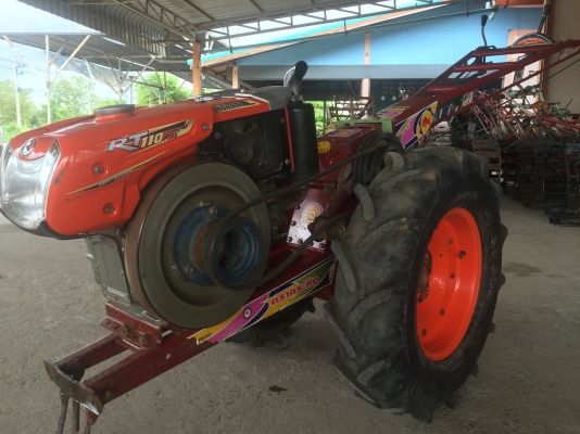 ขายเครื่องคูโบต้าRT110พลัส พร้อมตัวรถ กะทิงแดงKS72 3เกียร์. ขายราคา 46500 บาท สนใจโทร 0875266011