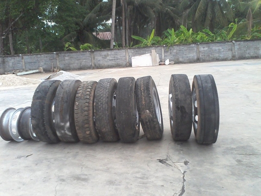 ขายกะทะยาง 1000-20  มี   8  เส้น   8000