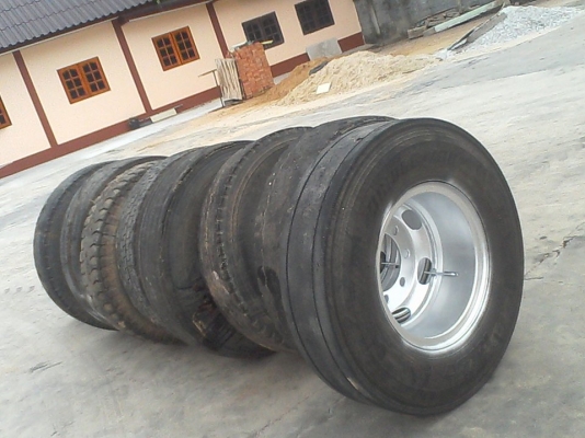 ขายกะทะยาง 1000-20  มี   8  เส้น   8000