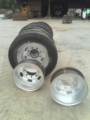 ขายกะทะยาง 1000-20  มี   8  เส้น   8000