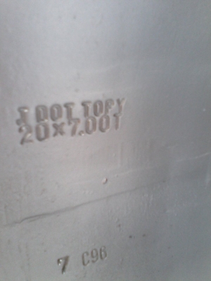 ขายกะทะยาง 1000-20  มี   8  เส้น   8000