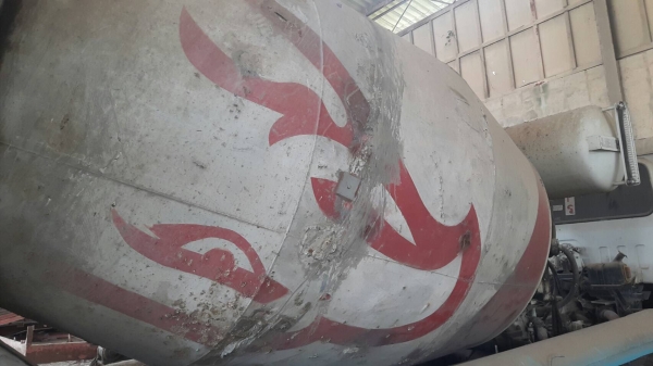 รถนิสสัน  10  ล้อ UD โม่ปูน CWM431 / 250 แรงม้า. ปี 46.   สนใจติด่อ  081 - 6079515