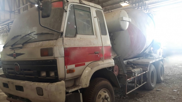 รถนิสสัน  10  ล้อ UD โม่ปูน CWM431 / 250 แรงม้า. ปี 46.   สนใจติด่อ  081 - 6079515