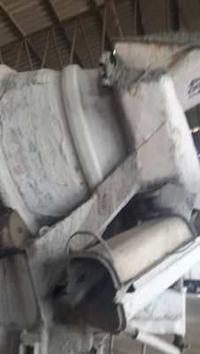 รถนิสสัน  10  ล้อ UD โม่ปูน CWM431 / 250 แรงม้า. ปี 46.   สนใจติด่อ  081 - 6079515