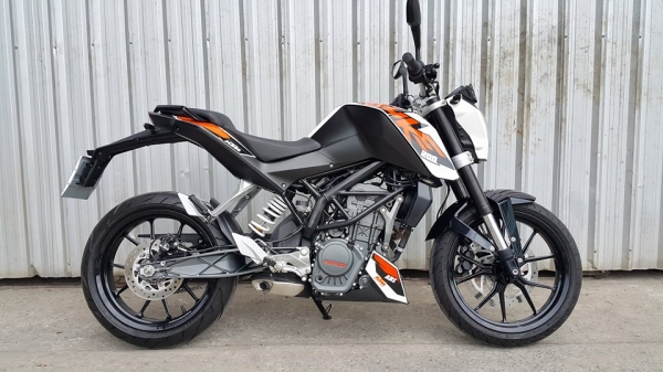 KTM Duke200 2015 ABS ท้อปสุด ไมล์น้อย มีประกันศูนย์ ต่อรองได้จ้า KTM Duke200 2015 ABS ท้อปสุด ไมล์น้อย มีประกันศูนย์ ต่อรองได้จ้า