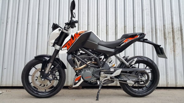 KTM Duke200 2015 ABS ท้อปสุด ไมล์น้อย มีประกันศูนย์ ต่อรองได้จ้า KTM Duke200 2015 ABS ท้อปสุด ไมล์น้อย มีประกันศูนย์ ต่อรองได้จ้า