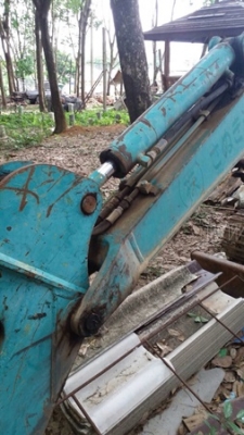 รถแบคโฮ ยี่ห้อ KOMATSU PC30 รุ่น 8 มีจานดันหน้า แขนพับได้ เครื่อง 3 สูบ คอนโทรลสั้น