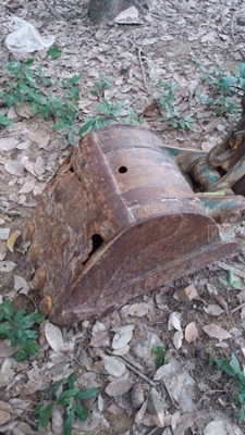 รถแบคโฮ ยี่ห้อ KOMATSU PC30 รุ่น 8 มีจานดันหน้า แขนพับได้ เครื่อง 3 สูบ คอนโทรลสั้น