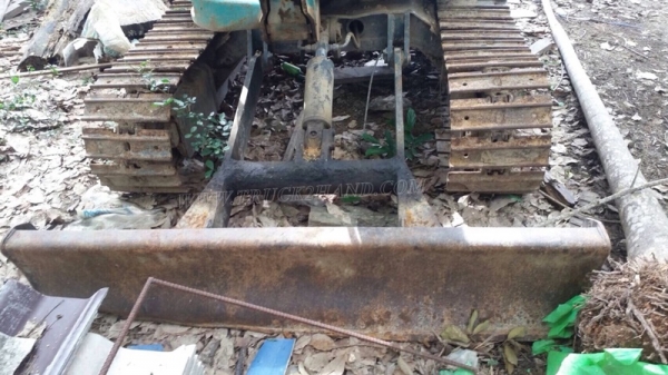 รถแบคโฮ ยี่ห้อ KOMATSU PC30 รุ่น 8 มีจานดันหน้า แขนพับได้ เครื่อง 3 สูบ คอนโทรลสั้น