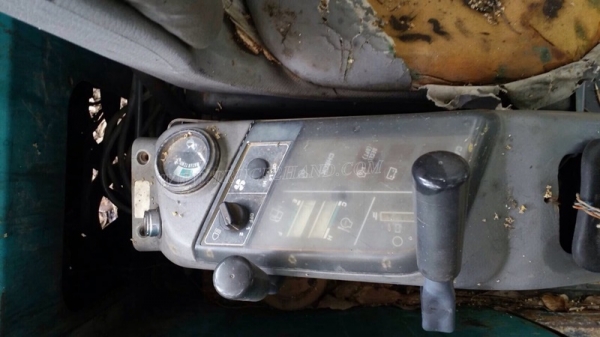 รถแบคโฮ ยี่ห้อ KOMATSU PC30 รุ่น 8 มีจานดันหน้า แขนพับได้ เครื่อง 3 สูบ คอนโทรลสั้น