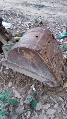 รถแบคโฮ ยี่ห้อ KOMATSU PC30 รุ่น 8 มีจานดันหน้า แขนพับได้ เครื่อง 3 สูบ คอนโทรลสั้น