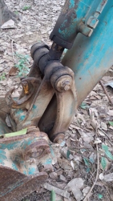 รถแบคโฮ ยี่ห้อ KOMATSU PC30 รุ่น 8 มีจานดันหน้า แขนพับได้ เครื่อง 3 สูบ คอนโทรลสั้น