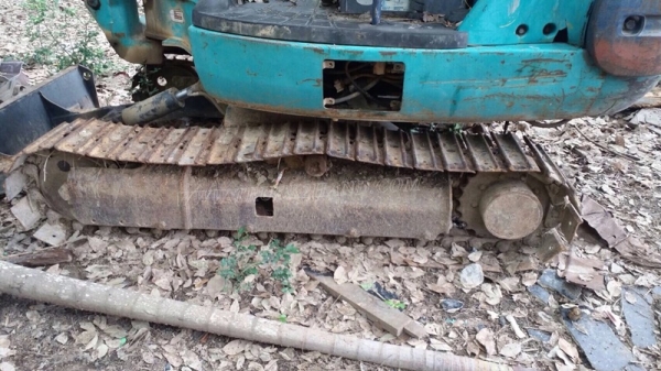 รถแบคโฮ ยี่ห้อ KOMATSU PC30 รุ่น 8 มีจานดันหน้า แขนพับได้ เครื่อง 3 สูบ คอนโทรลสั้น