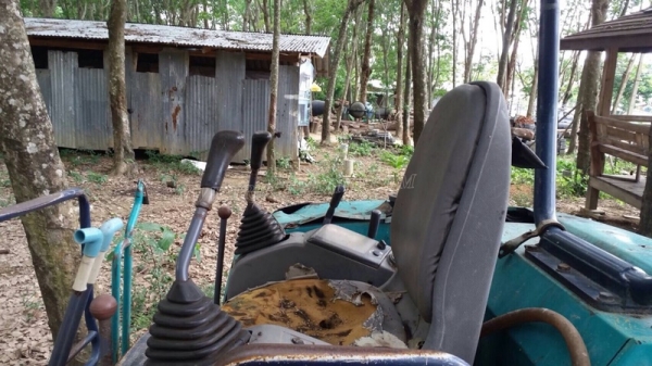 รถแบคโฮ ยี่ห้อ KOMATSU PC30 รุ่น 8 มีจานดันหน้า แขนพับได้ เครื่อง 3 สูบ คอนโทรลสั้น