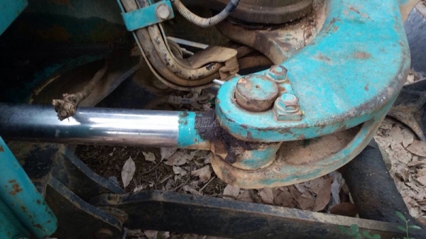 รถแบคโฮ ยี่ห้อ KOMATSU PC30 รุ่น 8 มีจานดันหน้า แขนพับได้ เครื่อง 3 สูบ คอนโทรลสั้น