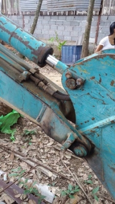 รถแบคโฮ ยี่ห้อ KOMATSU PC30 รุ่น 8 มีจานดันหน้า แขนพับได้ เครื่อง 3 สูบ คอนโทรลสั้น