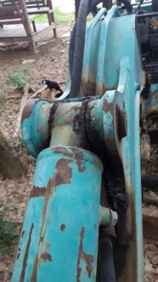 รถแบคโฮ ยี่ห้อ KOMATSU PC30 รุ่น 8 มีจานดันหน้า แขนพับได้ เครื่อง 3 สูบ คอนโทรลสั้น