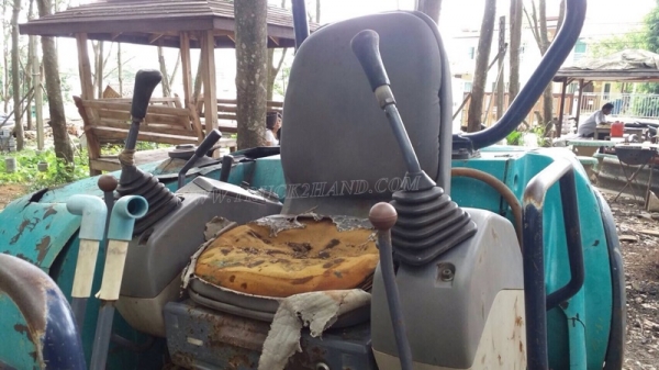 รถแบคโฮ ยี่ห้อ KOMATSU PC30 รุ่น 8 มีจานดันหน้า แขนพับได้ เครื่อง 3 สูบ คอนโทรลสั้น