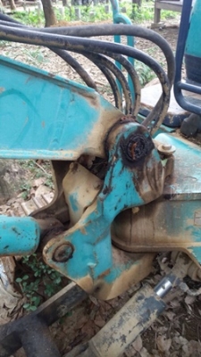 รถแบคโฮ ยี่ห้อ KOMATSU PC30 รุ่น 8 มีจานดันหน้า แขนพับได้ เครื่อง 3 สูบ คอนโทรลสั้น