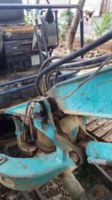 รถแบคโฮ ยี่ห้อ KOMATSU PC30 รุ่น 8 มีจานดันหน้า แขนพับได้ เครื่อง 3 สูบ คอนโทรลสั้น