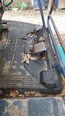 รถแบคโฮ ยี่ห้อ KOMATSU PC30 รุ่น 8 มีจานดันหน้า แขนพับได้ เครื่อง 3 สูบ คอนโทรลสั้น