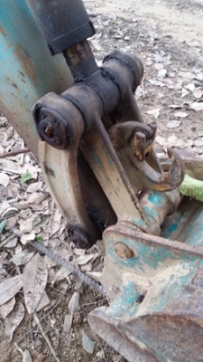 รถแบคโฮ ยี่ห้อ KOMATSU PC30 รุ่น 8 มีจานดันหน้า แขนพับได้ เครื่อง 3 สูบ คอนโทรลสั้น