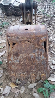 รถแบคโฮ ยี่ห้อ KOMATSU PC30 รุ่น 8 มีจานดันหน้า แขนพับได้ เครื่อง 3 สูบ คอนโทรลสั้น