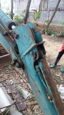 รถแบคโฮ ยี่ห้อ KOMATSU PC30 รุ่น 8 มีจานดันหน้า แขนพับได้ เครื่อง 3 สูบ คอนโทรลสั้น