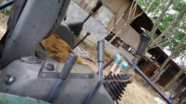 รถแบคโฮ ยี่ห้อ KOMATSU PC30 รุ่น 8 มีจานดันหน้า แขนพับได้ เครื่อง 3 สูบ คอนโทรลสั้น