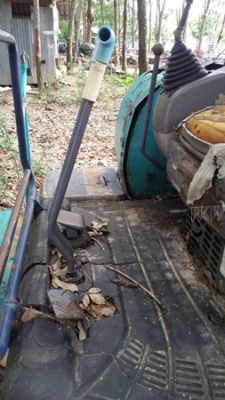 รถแบคโฮ ยี่ห้อ KOMATSU PC30 รุ่น 8 มีจานดันหน้า แขนพับได้ เครื่อง 3 สูบ คอนโทรลสั้น