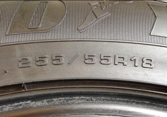 ยาง Goodyear 255 55 18 ปลายปี13 ดอกเต็ม ใช้ยาว ราคาไม่แพง ยาง Goodyear 255 55 18 ปลายปี13 ดอกเต็ม ใช้ยาว ราคาไม่แพง