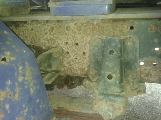 รถอีซูซุ 6 ล้อ ( บรรทุกน้ำมัน ) NQR / 130 แรงม้า. ปี 48.     สนใจติดต่อ  081 - 6079515