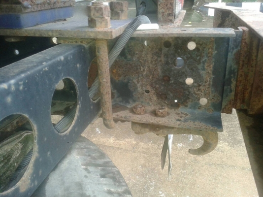 รถอีซูซุ 6 ล้อ ( บรรทุกน้ำมัน ) NQR / 130 แรงม้า. ปี 48.     สนใจติดต่อ  081 - 6079515