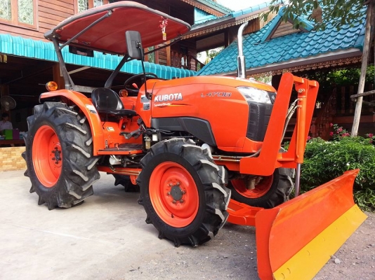 คูโบต้า L4708 4 WD พร้อมใบมีดดันหน้าใหม่