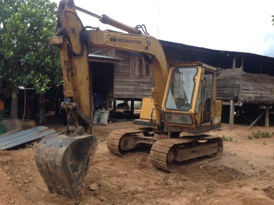 ขายรถแบคโฮ  KOMATSU  รุ่น PC 60-2  ปั๊มเดิม เครื่องเดิม  โซ่ดี  เอวแน่นขาย ราคา 250,000 บาท