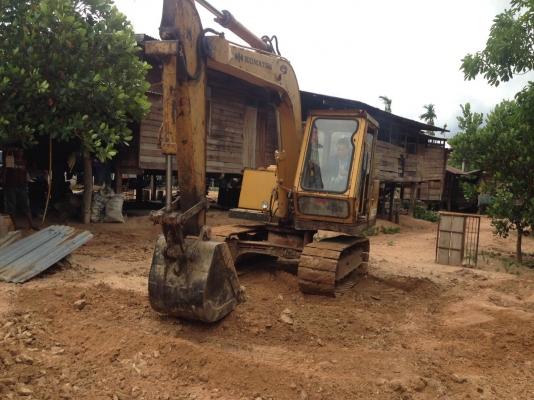 ขายรถแบคโฮ  KOMATSU  รุ่น PC 60-2  ปั๊มเดิม เครื่องเดิม  โซ่ดี  เอวแน่นขาย ราคา 250,000 บาท