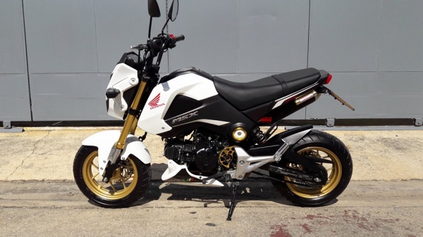 ขาย New msx 125 ตัวใหม่ล่าสุด รถ 3 เดือน เครื่องเดิมๆเลยออกจากโรงงานแท้ๆไม่เคยแกะ วิ่งมา 1000 กว่าโล คลัชเดิมๆ  โช๊คหลังแก๊สแต่ง ไฟเลี้ยวแต่ง  ที่บังโซ่แต่ง  ล้อแม็กทองจากโรงงานแท้ๆ ไปหน้าลูกแก้วเดิมๆ หน้าอกล่าง แต่งสวย  ระบบไฟปกติทุกอย่าง ย้ำนะคับว่ารถ 3