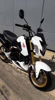 ขาย New msx 125 ตัวใหม่ล่าสุด รถ 3 เดือน เครื่องเดิมๆเลยออกจากโรงงานแท้ๆไม่เคยแกะ วิ่งมา 1000 กว่าโล คลัชเดิมๆ  โช๊คหลังแก๊สแต่ง ไฟเลี้ยวแต่ง  ที่บังโซ่แต่ง  ล้อแม็กทองจากโรงงานแท้ๆ ไปหน้าลูกแก้วเดิมๆ หน้าอกล่าง แต่งสวย  ระบบไฟปกติทุกอย่าง ย้ำนะคับว่ารถ 3